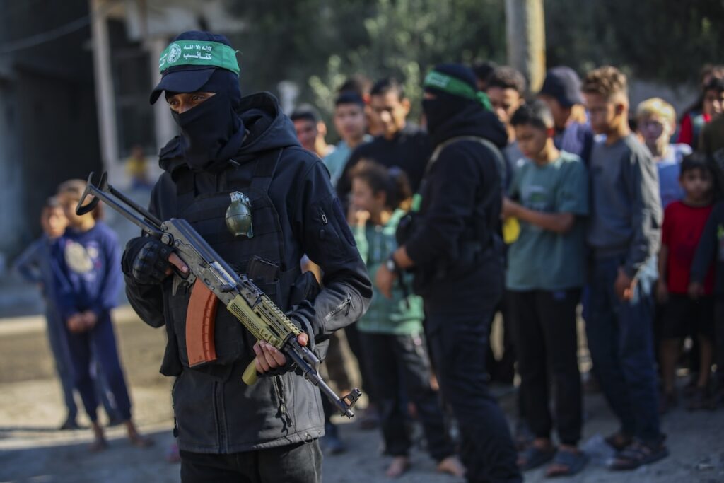 Mitglieder des bewaffneten Flügels von Hamas halten am 27. Oktober 2025 im Zentrum des Gazastreifens Wache. (Foto: Flash90)