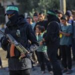 Mitglieder des bewaffneten Flügels von Hamas halten am 27. Oktober 2025 im Zentrum des Gazastreifens Wache. (Foto: Flash90)